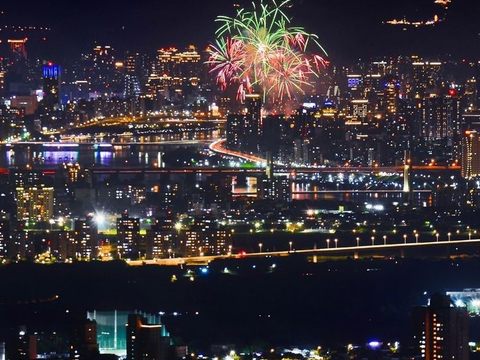 四季長廊觀景臺拍攝大稻埕夏日節煙火（IG網友@kltw2016授權）