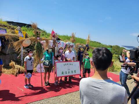 往年收割活動-稻草人DIY競賽(圖片來源：臺北市政府工務局大地工程處)