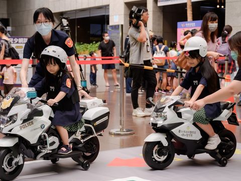 小波麗士們騎著小小重機學習道路安全(圖片來源：臺北市政府觀光傳播局)