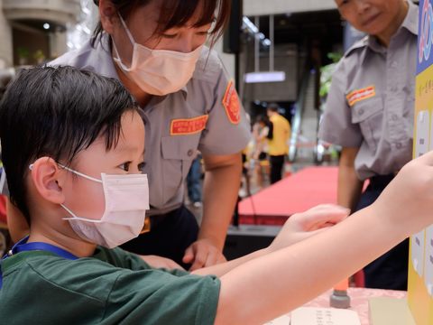 透過警察解說讓孩童學習自我保護意識(圖片來源：臺北市政府觀光傳播局)