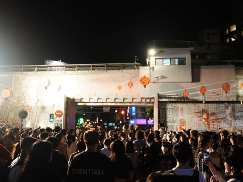 超過6萬人次相聚大稻埕碼頭欣賞大稻埕夏日節倒數第二場煙火秀。(圖片來源：臺北市政府觀光傳播局)