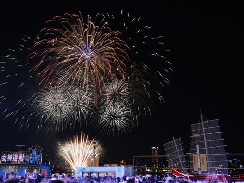 8月16日大稻埕夏日節加碼施放360秒煙火秀「再現輝煌」及「河岸夕照」。(圖片來源：臺北市政府觀光傳播局)