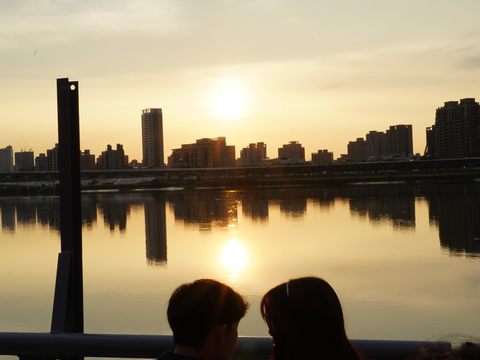 大稻埕夏日節進入倒數階段，歡迎民眾白天到河岸賞夕陽餘暉，夜晚一同迎接壓軸煙火秀。(圖片來源：臺北市政府觀光傳播局)