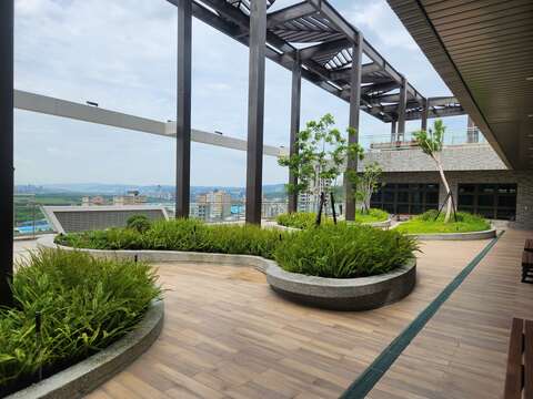 9樓「療癒花園」，在閱讀之餘可以到戶外遠眺關渡平原，聆聽大屯山腳下的蟲鳴鳥叫，舒展身心(圖片來源：臺北市立圖書館)