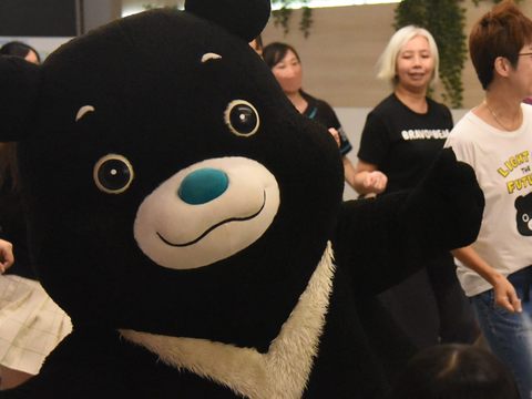 熊讚慶生月快閃活動首發！東區地下街逛街民眾、熊粉和可愛又靈活的熊讚一起舞動！(圖片來源：臺北市政府觀光傳播局)