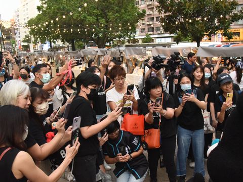 現場聚集許多民眾，紛紛搶拍熊讚可愛模樣。(圖片來源：臺北市政府觀光傳播局)