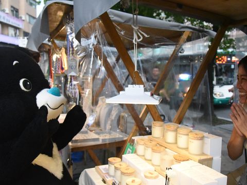傍晚微風吹拂，熊讚邀大家來超chill的東區商圈頂好廣場「混市集」，一起逛手作小物、特色飲食(圖片來源：臺北市政府觀光傳播局)