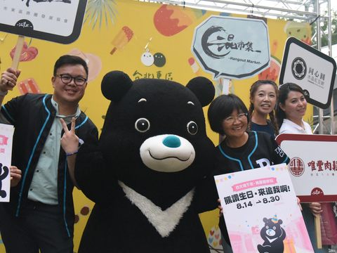 觀傳局長陳淑慧、產發局長陳俊安及東區商圈發展協會理事長韓修和、在地商家，歡迎大家來東區地下街達成專屬任務！(圖片來源：臺北市政府觀光傳播局)