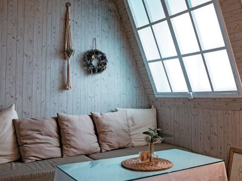 「Routine Coffee」用餐區的斜屋頂閣樓造景別具特色。(圖片來源：臺北市政府觀光傳播局)