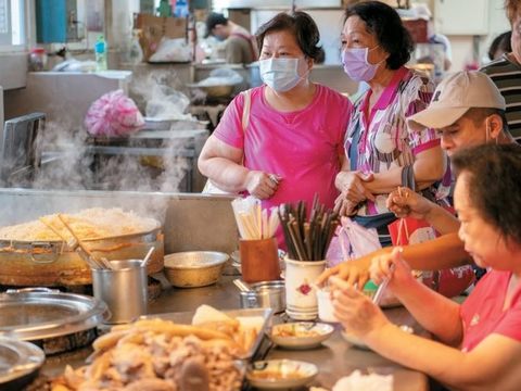 成德市場熟食區販售的美食種類多元，滿足不同客群的脾胃。(圖片來源：臺北市政府觀光傳播局)