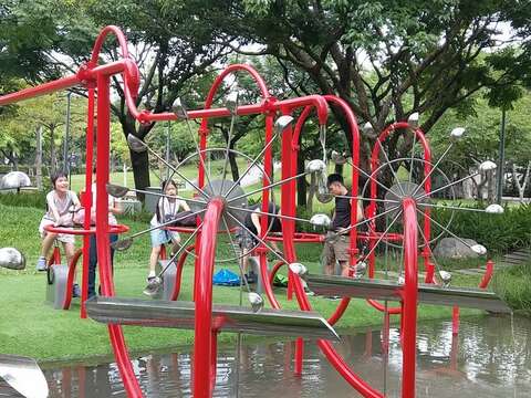 來大安森林公園活水飛輪一起伸展筋骨(圖片來源：臺北市政府工務局公園路燈工程管理處)
