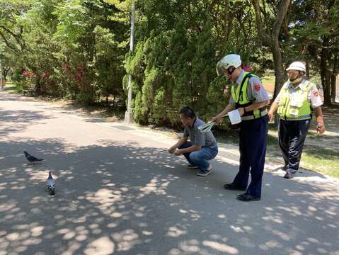 公園駐警勸導民眾不要餵食骨(圖片來源：臺北市政府工務局公園路燈工程管理處)