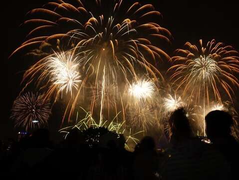 Mayor Attends Closing Fireworks of 2023 Dadaocheng Summer Festival