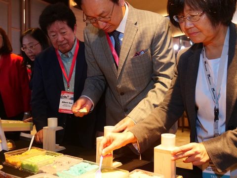 童振源大使、陳淑慧局長及新加坡業者體驗糕餅DIY(圖片來源：臺北市政府觀光傳播局)