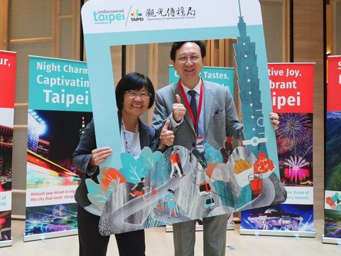 陳淑慧局長及童振源大使於臺北意象打卡留念，歡迎民眾前來體驗臺北獨特的觀光魅力。(圖片來源：臺北市政府觀光傳播局)