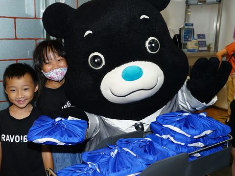 熊讚今日化身「快閃店長」，推薦限定版臺鐵「小卷便當」。(圖片來源：臺北市政府觀光傳播局)