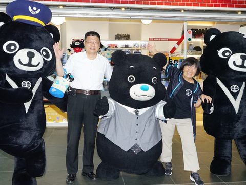 觀傳局長陳淑慧（右）、臺鐵局長杜微攜手臺北市吉祥物熊讚及臺鐵吉祥物「鐵魯」、「漢娜醬」推廣熊讚紀念品及臺鐵便當。(圖片來源：臺北市政府觀光傳播局)