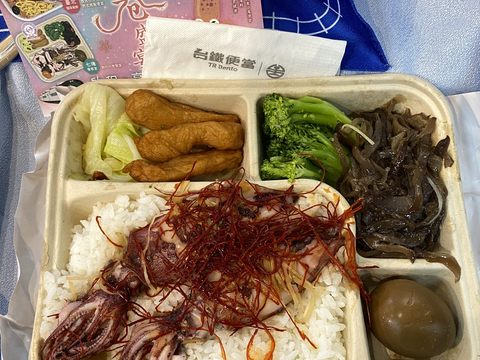 限定版臺鐵「小卷便當」美味可口。(圖片來源：臺北市政府觀光傳播局)