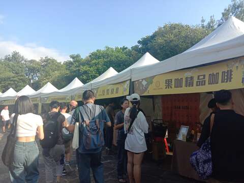 現場民眾遊逛咖啡嘉年華市集(圖片來源：臺北市商業處)