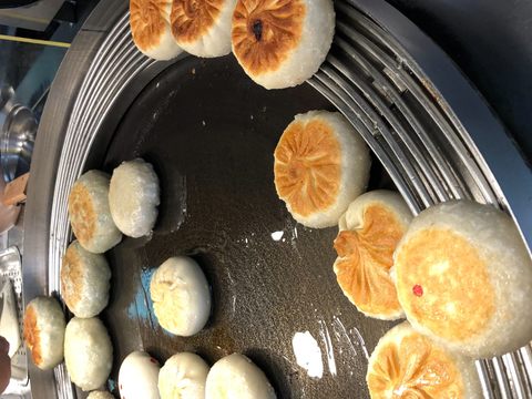 內湖737巷老家餡餅每天餅皮現桿、現包、現煎，肉汁多到爆漿(圖片來源：臺北市政府觀光傳播局)