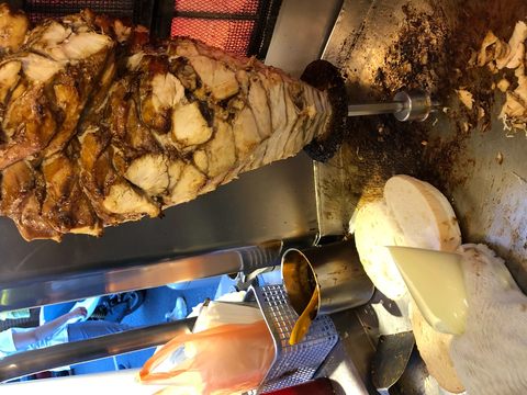 內湖737巷BOSS沙威瑪將雞胸肉串起來用電爐燒烤(圖片來源：臺北市政府觀光傳播局)