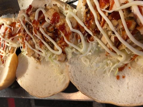 內湖737巷BOSS沙威瑪除了烤雞胸肉外還會加入洋蔥、高麗菜、番茄醬和美乃滋等配料(圖片來源：臺北市政府觀光傳播局)