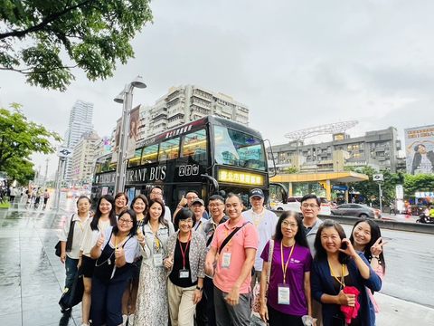 旅行業者表示，臺北市雙層餐車既是體驗亦是餐廳，搭配信義區摩登景色，具有獨到特色(圖片來源：臺北市政府觀光傳播局)
