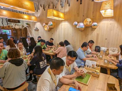 旅行業者體驗華山文創園區創意手作活動(圖片來源：臺北市政府觀光傳播局)