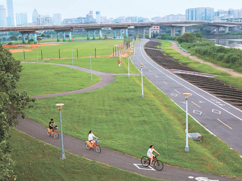 台北坐擁優美景致的河濱公園是民眾騎單車悠遊的好去處(圖片來源：臺北市政府觀光傳播局)