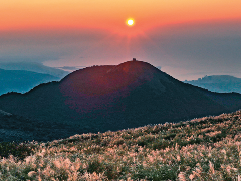 秋季遊覽臺北市大屯山助航站一帶，能將山、海、芒花和夕陽盡收眼底(圖片來源：臺北市政府觀光傳播局)
