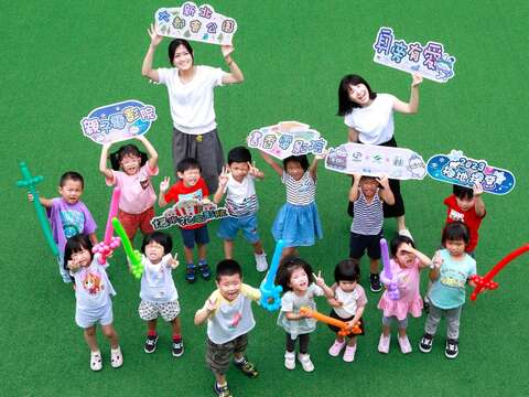 大人小孩合照(圖片來源：臺北大眾捷運股份有限公司)