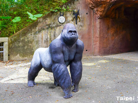 通過涵洞會有仿金剛猩猩迪亞哥的藝術雕塑迎接你(圖片來源：臺北市立動物園)