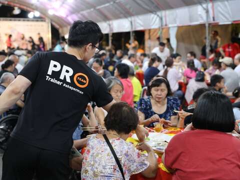 民眾熱烈參與「戲棚下辦桌」(圖片來源：臺北市商業處)