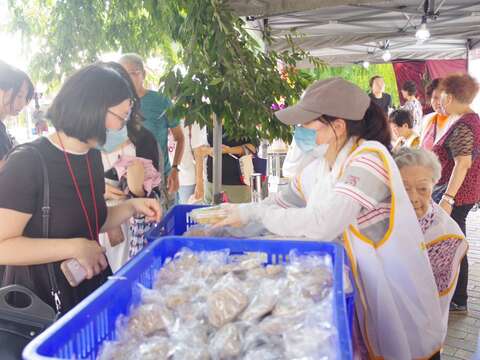 民眾兌換大橋頭手工特色米食(圖片來源：臺北市商業處)