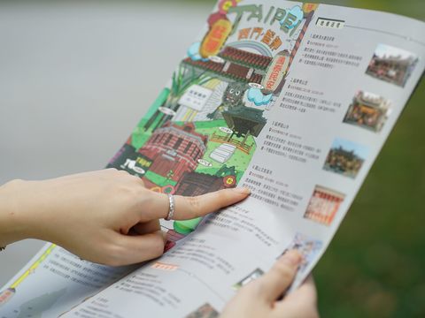 摺頁中的地圖、插畫、圖片及文字清晰呈現臺北特色店家、景點及商圈。(圖片來源：臺北市政府觀光傳播局)