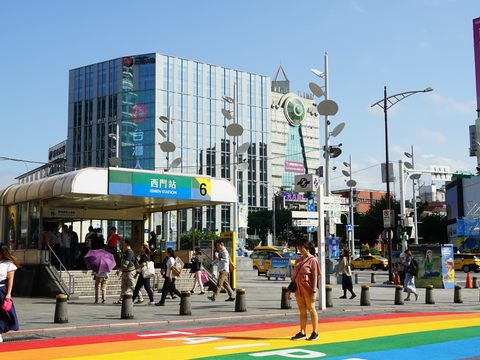 到西門町商圈除了逛街購物，也別忘了探訪彩虹地景。(圖片來源：臺北市政府觀光傳播局)