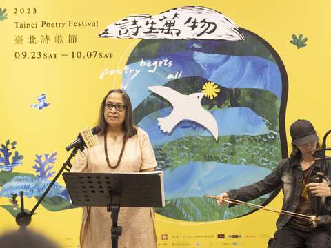 駐市詩人碧娜朗詩，搭配樂手黃思農演奏胡琴(圖片來源：臺北市政府文化局)