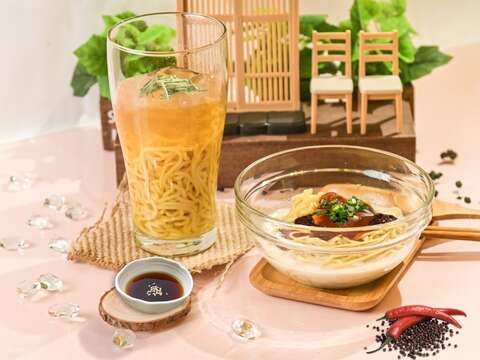 香飲子XYZ-和風蕎麥凍綠茶冷麵(圖左)＆川辣香飲凍烏龍奶麵 (圖右)(圖片來源：臺北市商業處)