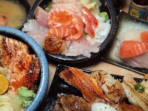 百魚鮮食屋主打海鮮丼飯、握壽司、生魚片等三大類日式餐點(圖片來源：臺北市政府觀光傳播局)