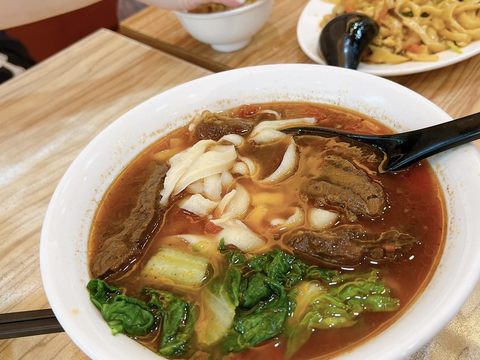 達人麵館的紅燒牛肉麵和木須炒麵(圖片來源：臺北市政府觀光傳播局)