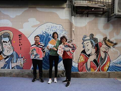民眾在彩繪故事牆前拍照留念(圖片來源：臺北市商業處)
