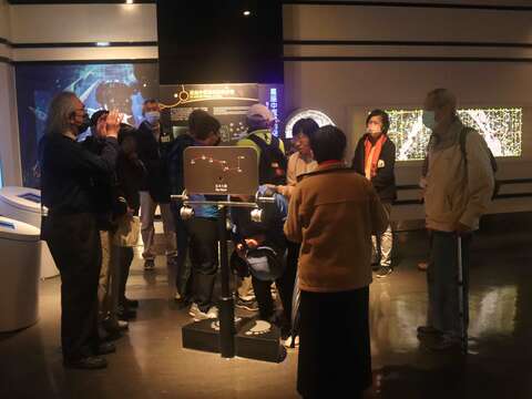 樂齡談天活動專人導覽展示場(圖片來源：臺北市立天文科學教育館)