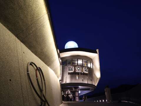 貓空站屋頂月亮燈(圖片來源：臺北大眾捷運股份有限公司)