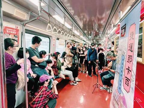 2022活動吸引民眾圍觀(圖片來源：臺北大眾捷運股份有限公司)