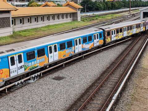 捷淨生活．淡信線ESG彩繪列車「捷淨未來」(圖片來源：臺北大眾捷運股份有限公司)