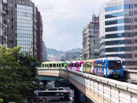 捷淨生活．文湖線ESG彩繪列車行進圖(圖片來源：臺北大眾捷運股份有限公司)