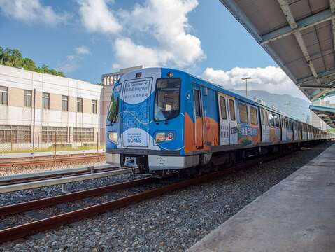 捷淨生活．淡信線ESG彩繪列車行進圖(圖片來源：臺北大眾捷運股份有限公司)