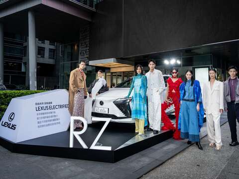 Lexus Electrified車款RZ 450e與藝人范少勳、林予晞及六位模特展演設計師品牌 (圖片來源:臺北市政府文化局)