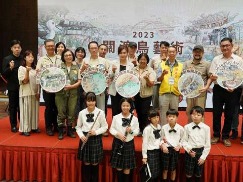 臺北市政府產業發展局吳副局長與主辦單位共同推廣關渡鳥藝術系列活動(圖片來源：臺北市動物保護處產業保育組)