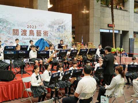 關渡國小管樂團演奏關渡之歌迎接關渡鳥藝術活動(圖片來源：臺北市動物保護處產業保育組)